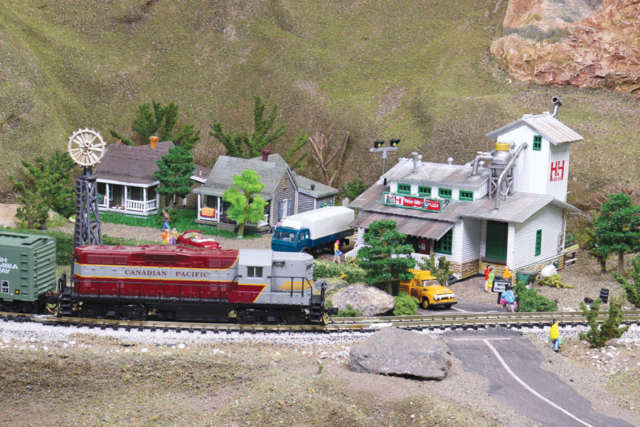 Extra Extra! Read All About It Part 5 - Making the 'Town Scene' by Dennis Murphy